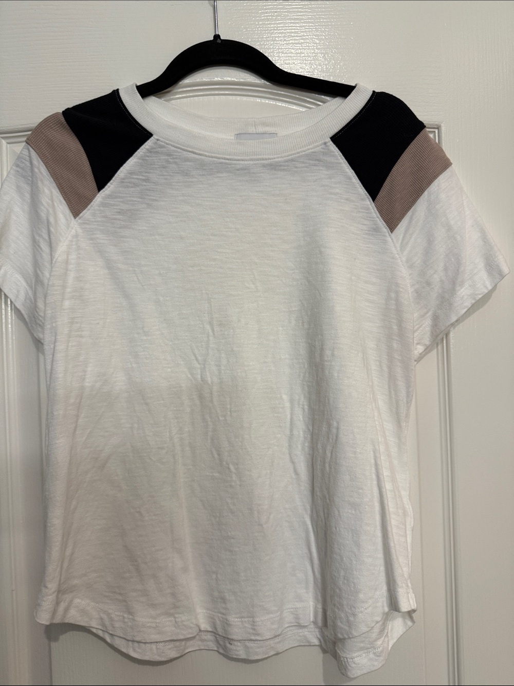 Evereve White Short Sleeve Crew with Black and Taupe Shoulder Accents
